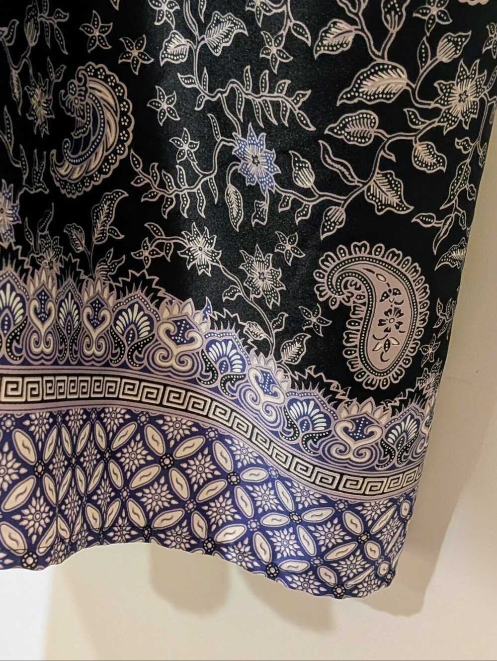 EUC 100% Silk Black White and Blue Paisley Statement Sleeve Kimono - Picture 6 of 11